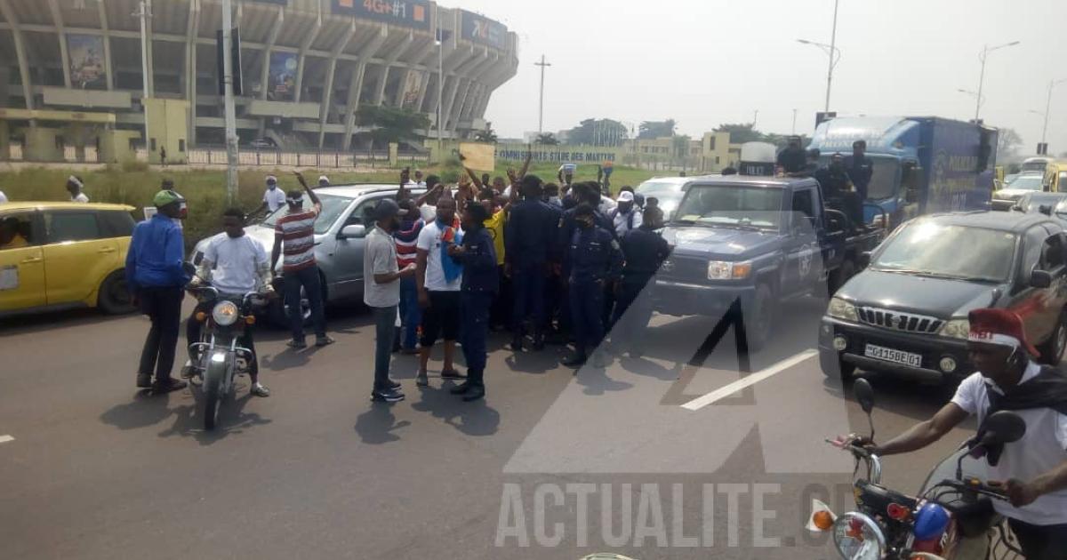 La police bloque l'accès aux alentours du palais du peuple aux manifestants anti-Malonda. Photo Ivan Kasongo/ACTUALITE.CD.