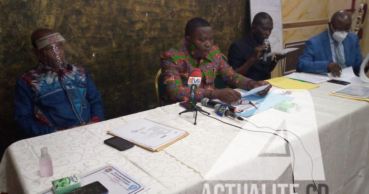 Les membres du comité de la LIFKIN, Zing Zinghat, 1er VP, Désiré Bonina, président et Pierrot Mosengo, secpro ai. Ph. ACTUALITE.CD