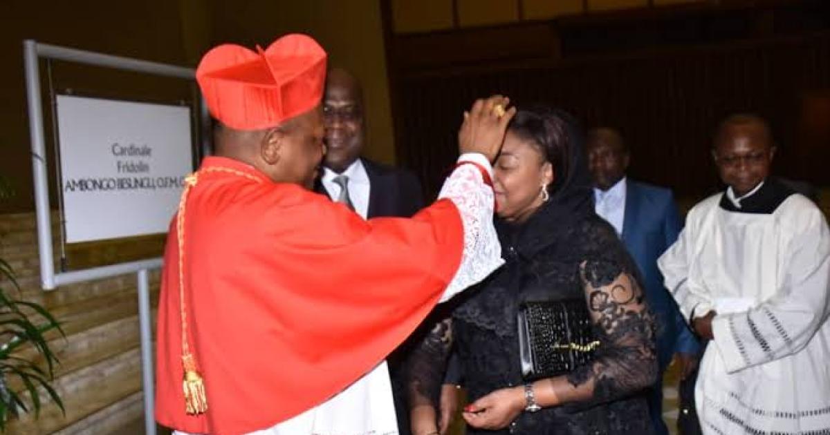 Cardinal Ambongo en train de bénir le couple présidentiel/Ph. Droits tiers 