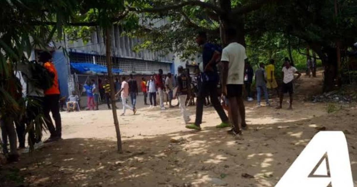 Les étudiants dans la cour de l'UNIKIN. Photo ACTUALITE.CD.