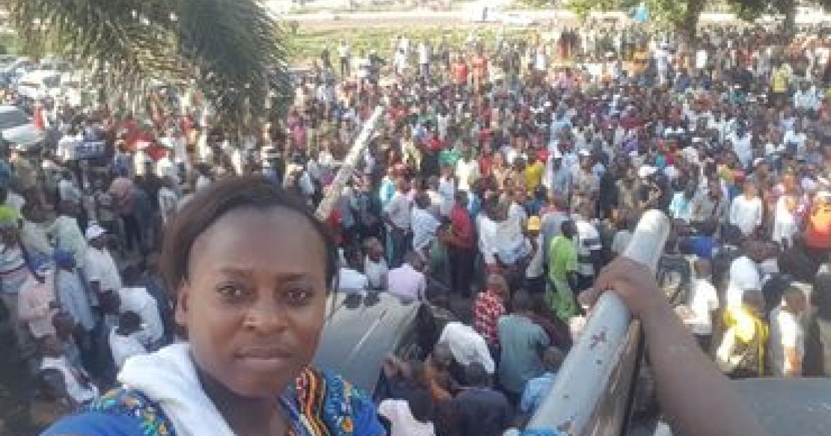 Lors des manifestations de contestation, Christine Tshibuyi suit les événements, compte les morts et les blessés, se met à couvert lorsque tire la police. - © Tous droits réservés