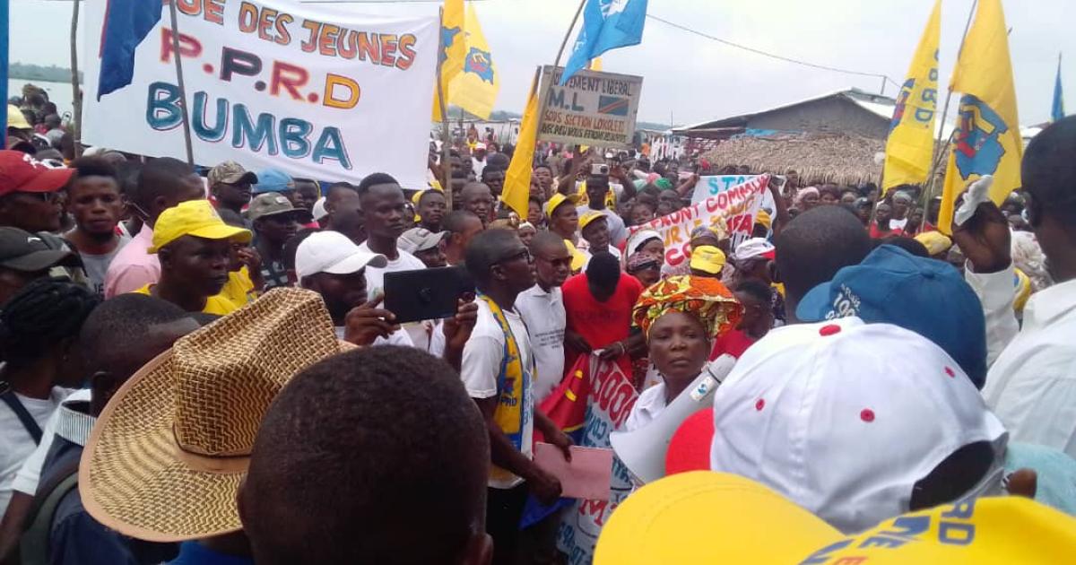 Les militants du FCC lors d'une marche à Bumba