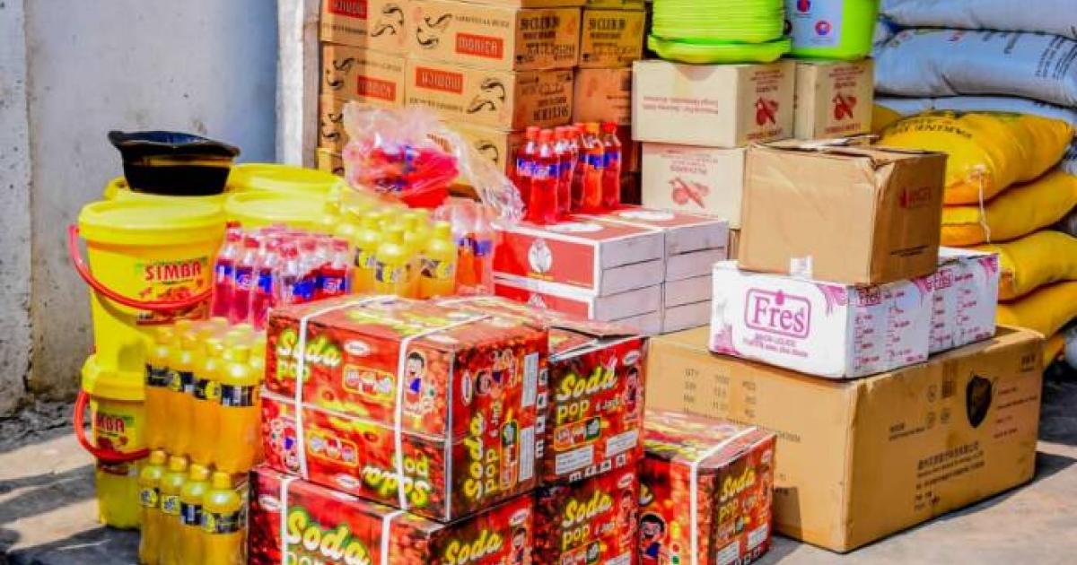 Don du gouverneur Gentiny Ngobila aux orphelins de Cemapar