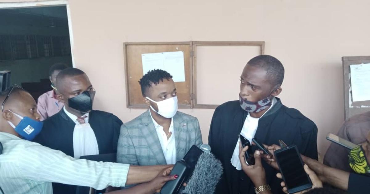 L'artiste musicien King Alesh et ses avocats au tribunal de commerce de Matete. Ph. Droits tiers.