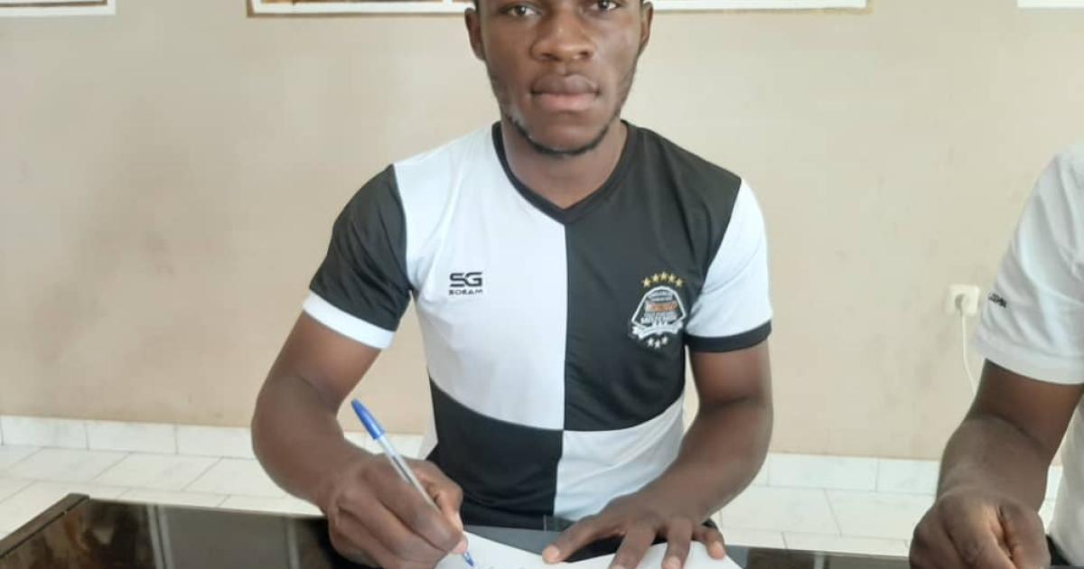 Muleka lors de la signature du contrat. Ph. Droits tiers.