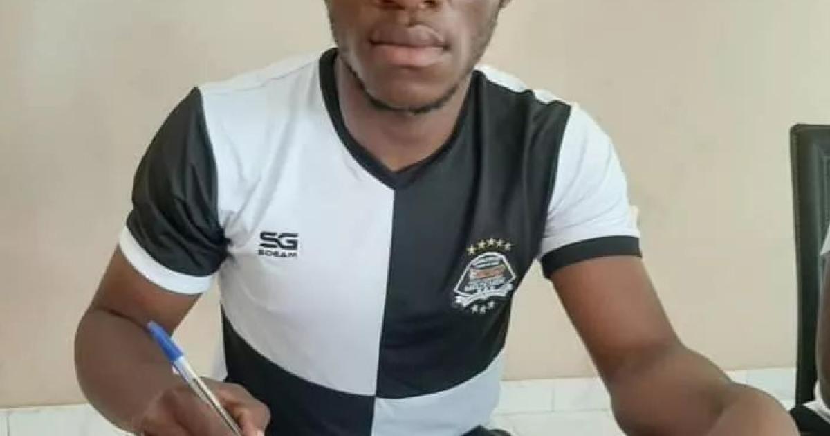 Muleka lors de la signature du contrat. Ph. Droits tiers.