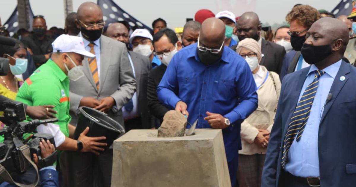 Félix Tshisekedi pose la première pierre pour la construction de Kinshasa Solar City. Photo droits tiers