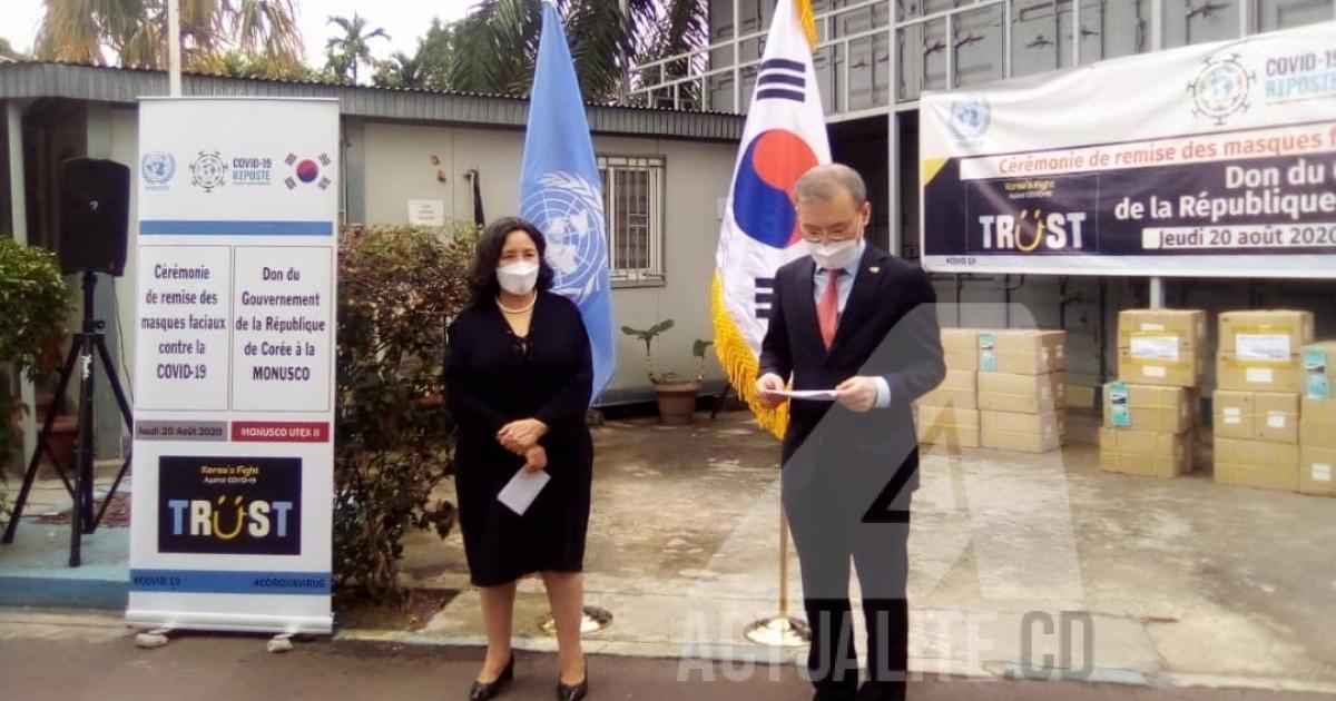 Leila Zerrougi et l'ambassadeur sud-coréen en RDC Kim Kiejoo lors de la cérémonie. Ph. ACTUALITE.CD.