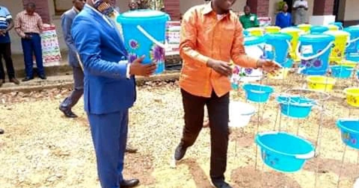 Le gouverneur Sylvain Lubamba réceptionnant le don de Giz. 