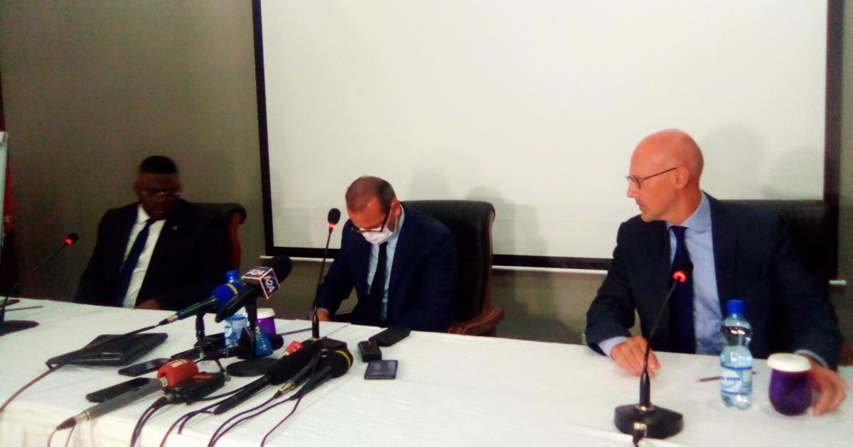 Pascal Beveragi (au centre) en conférence de presse à Kinshasa/Ph. ACTUALITE.CD