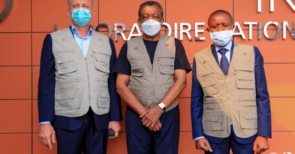 De gauche à droite, Jean Bamanisa, Jean Jacques Muyembe et Carly Kasivita à l'INRB/Ph droits tiers