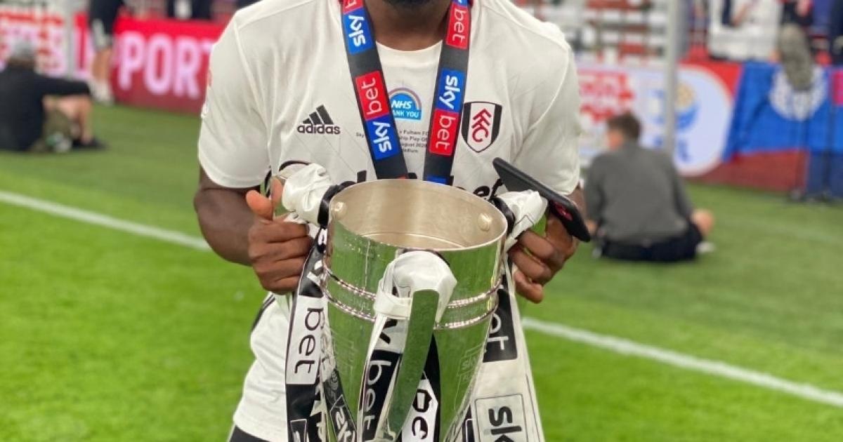 Neeskens Kebano après la victoire en finale contre Brentford 