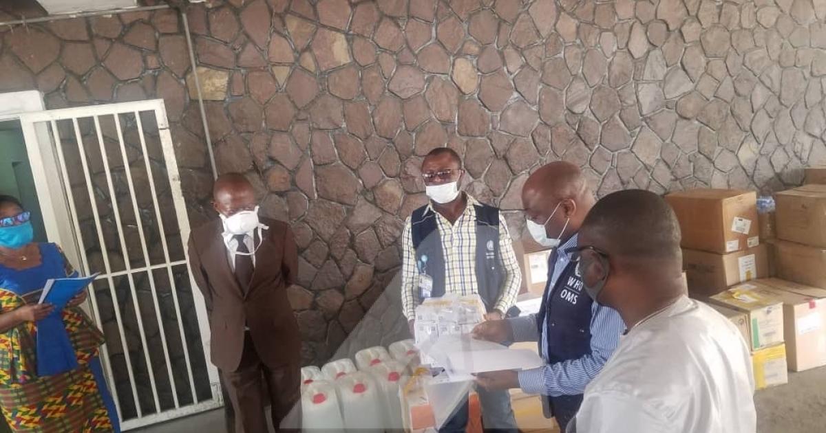 Remise des matériels de diagnostic au laboratoire vétérinaire de Kinshasapar l'OMS/Ph. ACTUALITE.CD