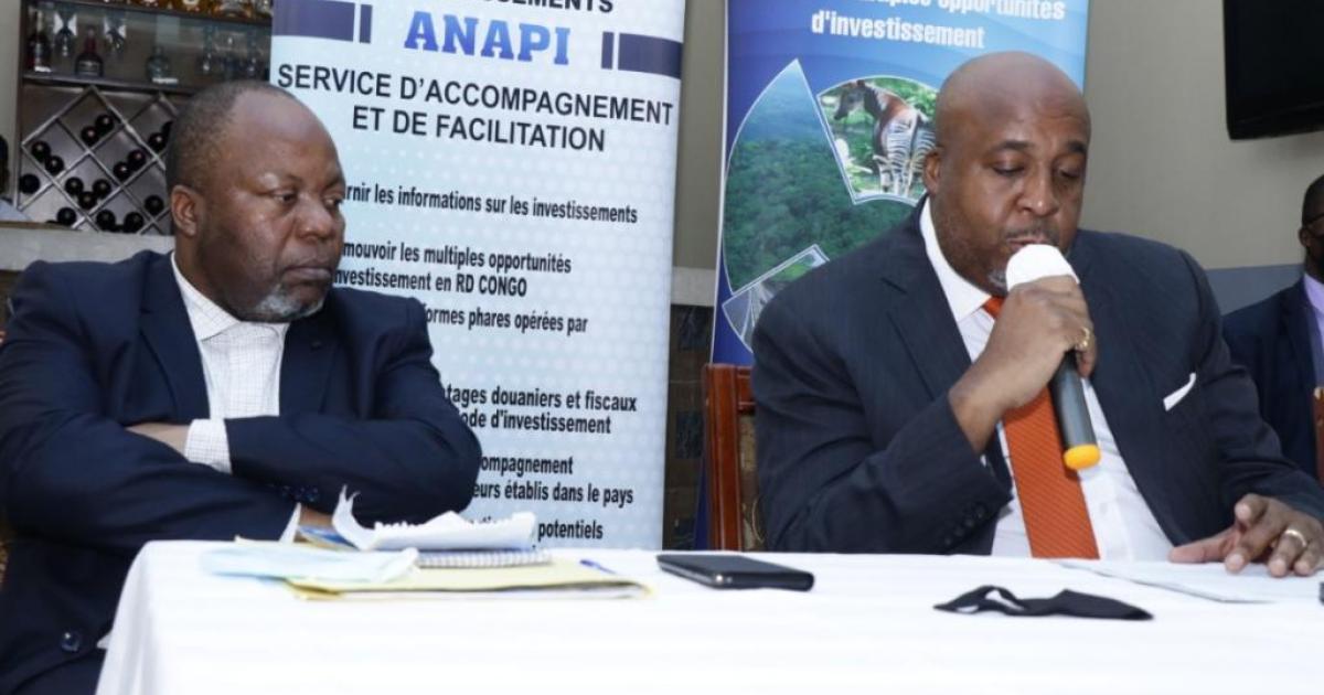 le ministre des Affaires foncières, Aime Molendo Sakombi ( avec le micro sur la photo)