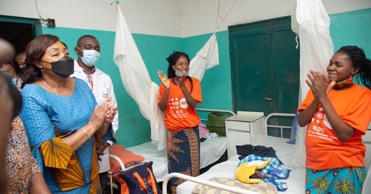 Denise Nyakeru Tshisekedi en visite à la maternité Mwinda. Ph/droits tiers