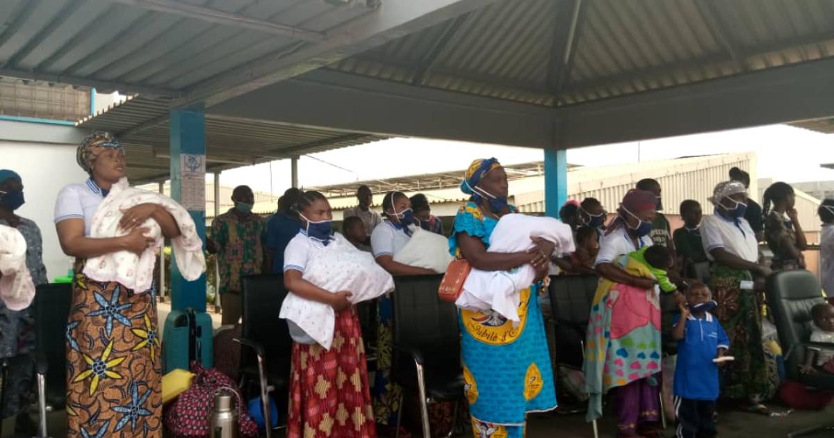 Des femmes sorties de la maternité à l’hôpital provincial du Nord-Kivu à Goma