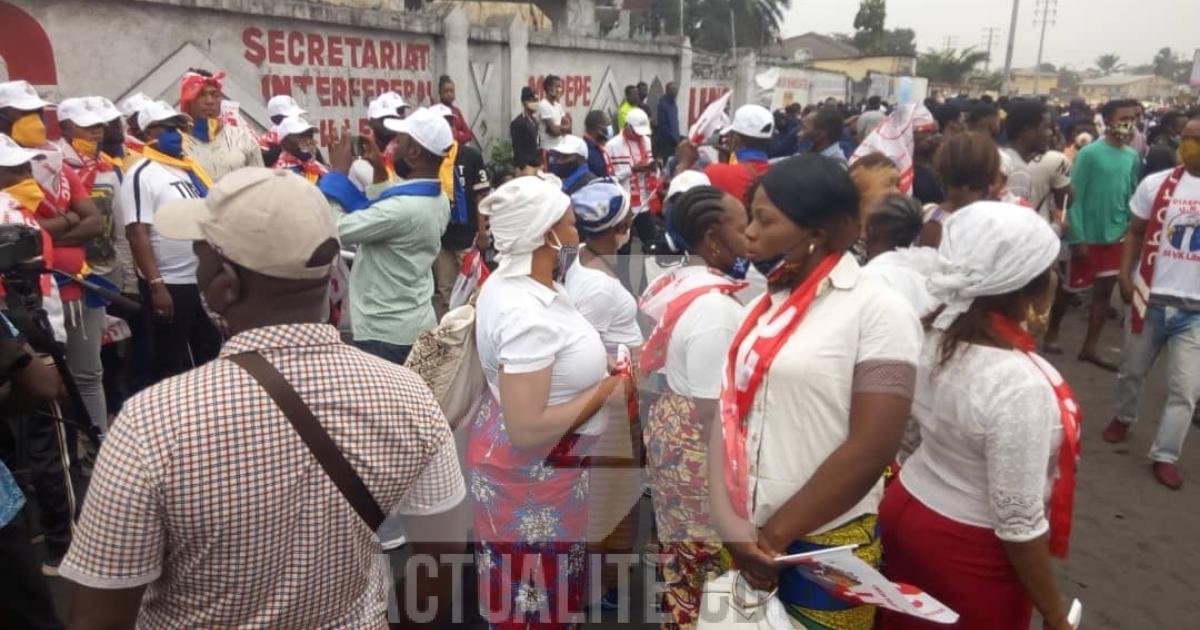 les militants de l'UNC au siège du parti avant le début de leur marche de soutien à Kamerhe