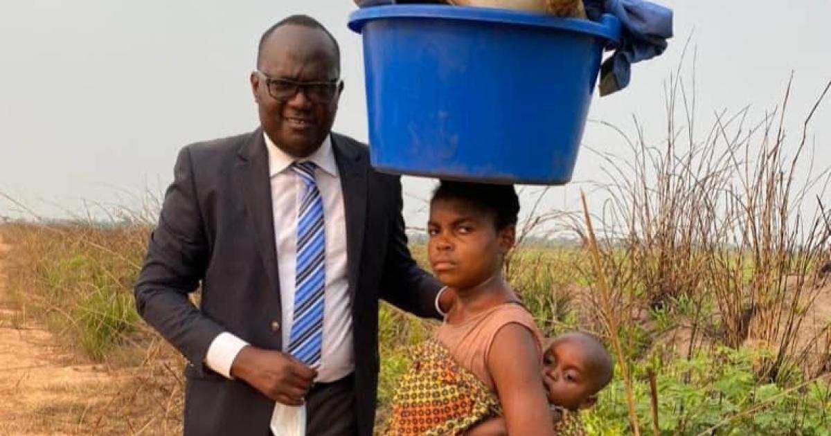 le député national Guy Mafuta avec une jeune fille kasaienne agée de 15 ans