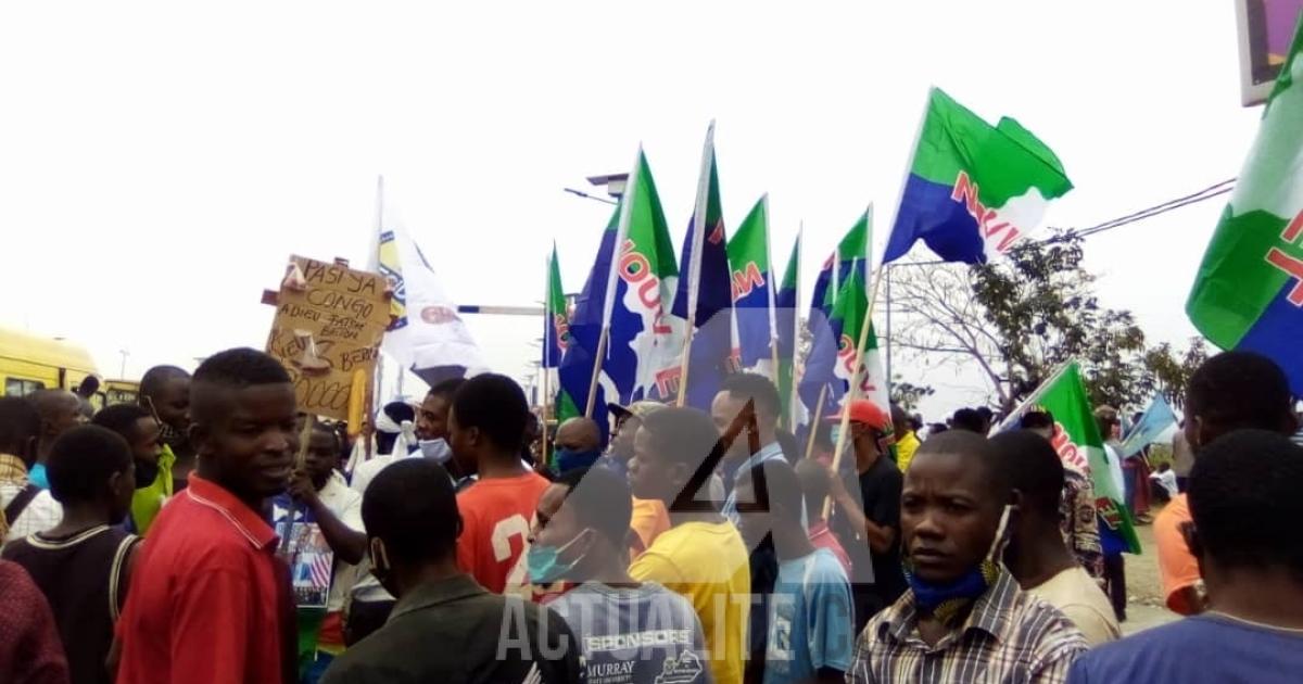 les militants de Lamuka se dirigeants vers l'aéroport de N'djili pour accueillir Fayulu et Muzito/Ph. ACTUALITE.CD