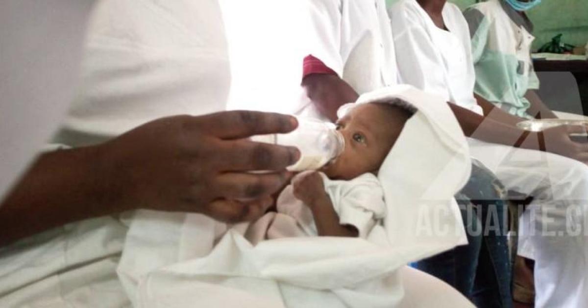 Une mère donnant à son bébé le biberon/Ph ACTUALITE.CD 