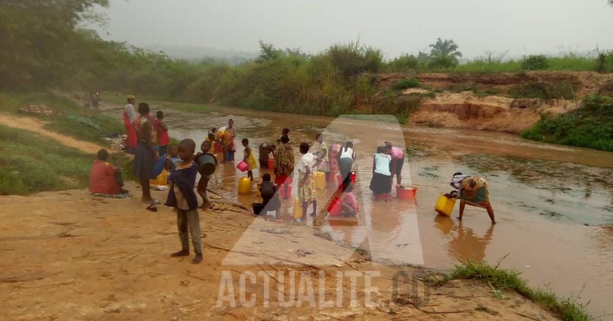 La population puisse de l'eau à la rivière Muya à Mbuji-Mayi. Ph. ACTUALITE.CD/Jeanne-Mari Molly Mupela