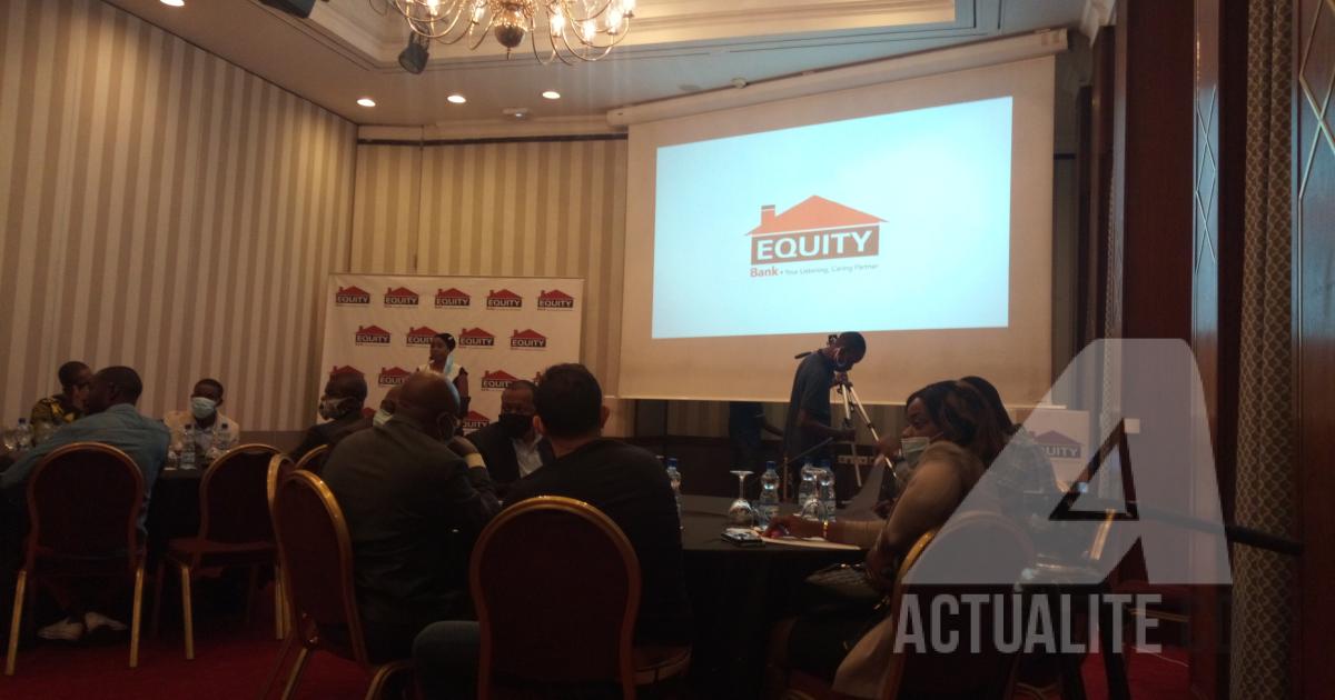 Échange entre le DG de Equity Bank et les agents bancaires. Ph. Fonseca Mansianga/ACTUALITE.CD.