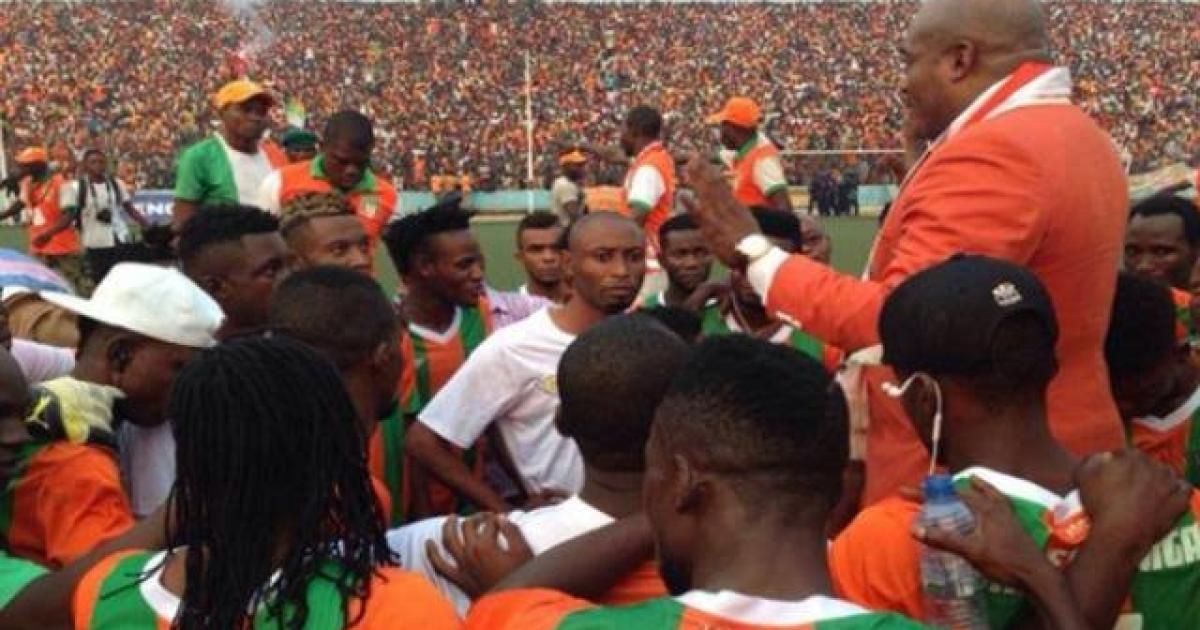 Le président Mukuna au stade Tata Raphaël lors d'une cérémonie de présentation des joueurs. Ph. Droits tiers
