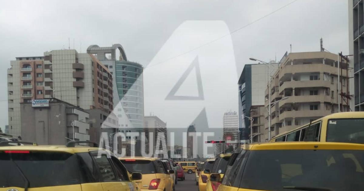 Quelques taxis appelés communément "Ketchs" sur le Boulevard du 30 Juin. Photo ACTUALITE.CD