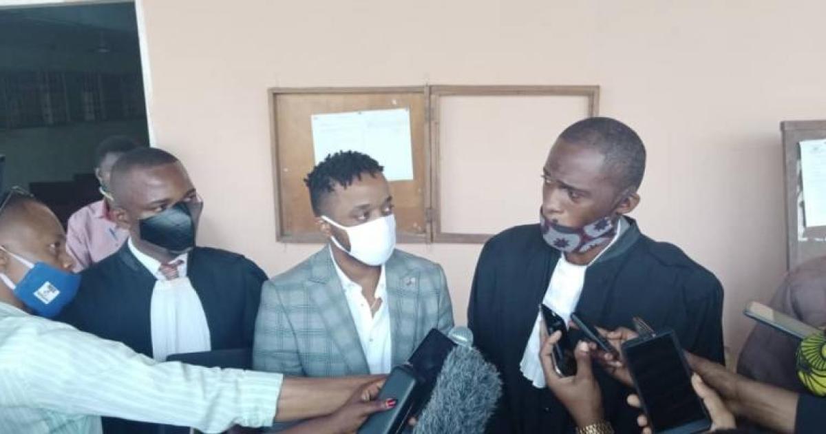 Le musicien Alesh entouré de ses avovcats/Ph droit tiers 