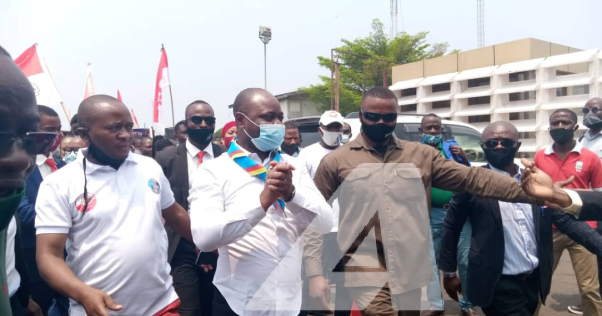 Le ministre de la jeunesse, Billy Kambale (en chemise blanche au milieu)/Ph ACTUALITE.CD