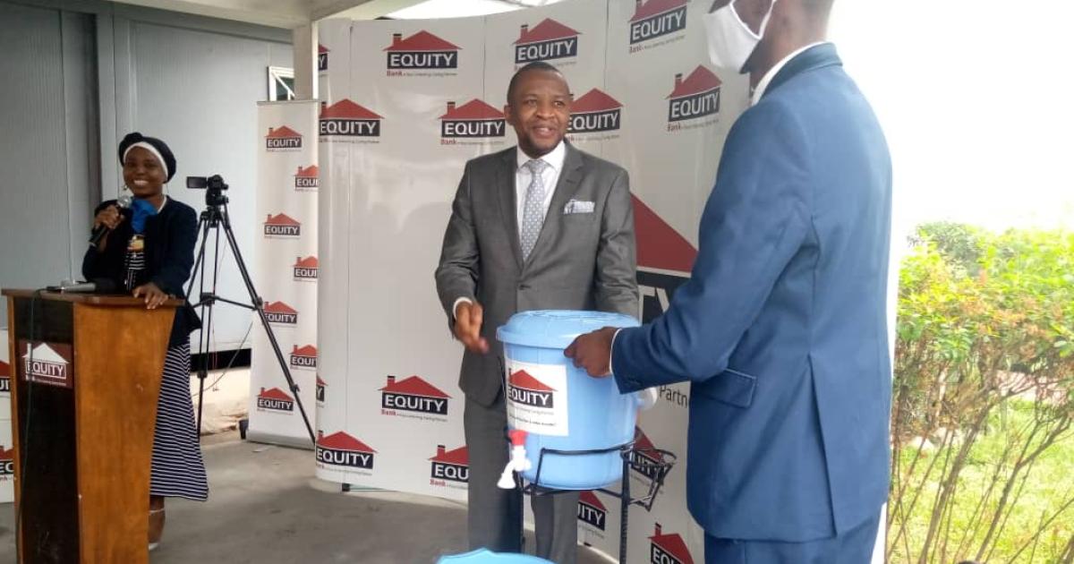 Remise des kits anti covid-19 à Equity Bank. Ph ACTUALITE.CD.