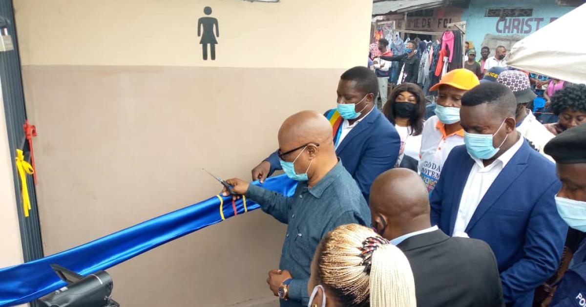 Inauguration des toilettes publiques du marché Luko (Limete) par le député national Godard Motemona