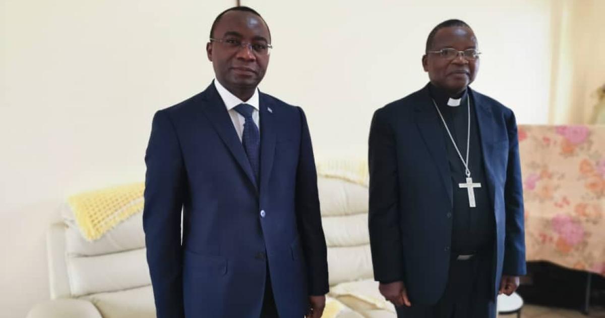 De gauche à droite. Néhémie Mwilanya et Mgr Marcelin Utembi/Ph. Droit tiers