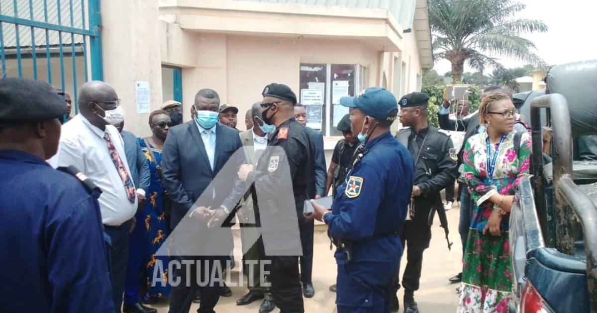 Les agents de l'ordre devant l'assemblée provinciale du Kongo Central/Ph ACTUALITE.CD