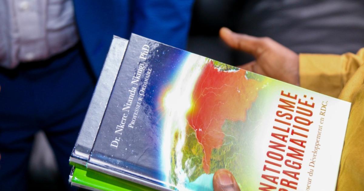 Un exemplaire livre "Nationalisme pragmatique. Catalyseur du développement en RDC" du Professeur Nkere Ntanda Nkingi remis à l'assemblée nationale/Ph droits tiers 