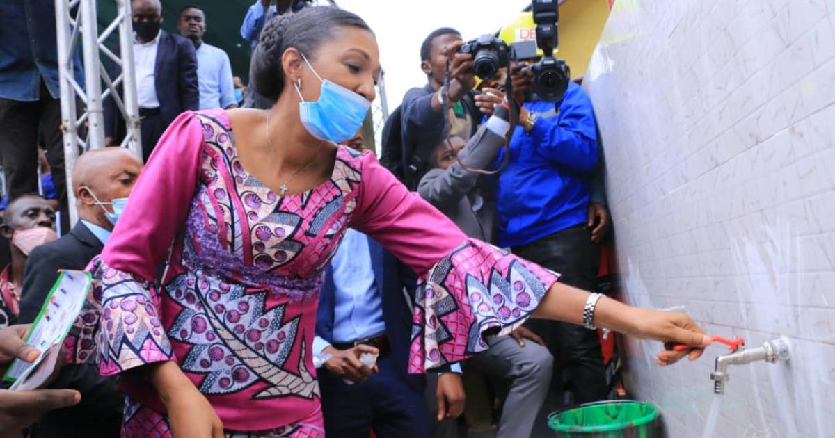 Jeanine Mabunda lors de l'inauguration du forage d'eau au quartier camp Luka