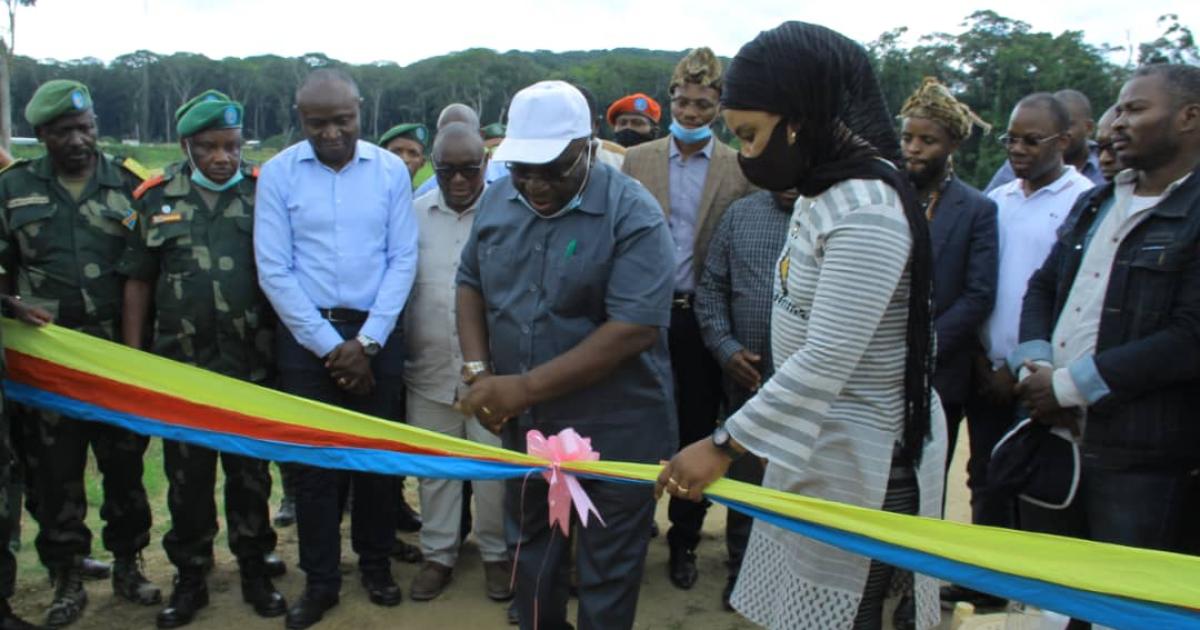 Le ministre de la défense Aimé Ngoy Mukena (en chapeau blanc) lançant la rouverture de trafic sur la route Mbau-Kamango à Beni/Ph droits tiers