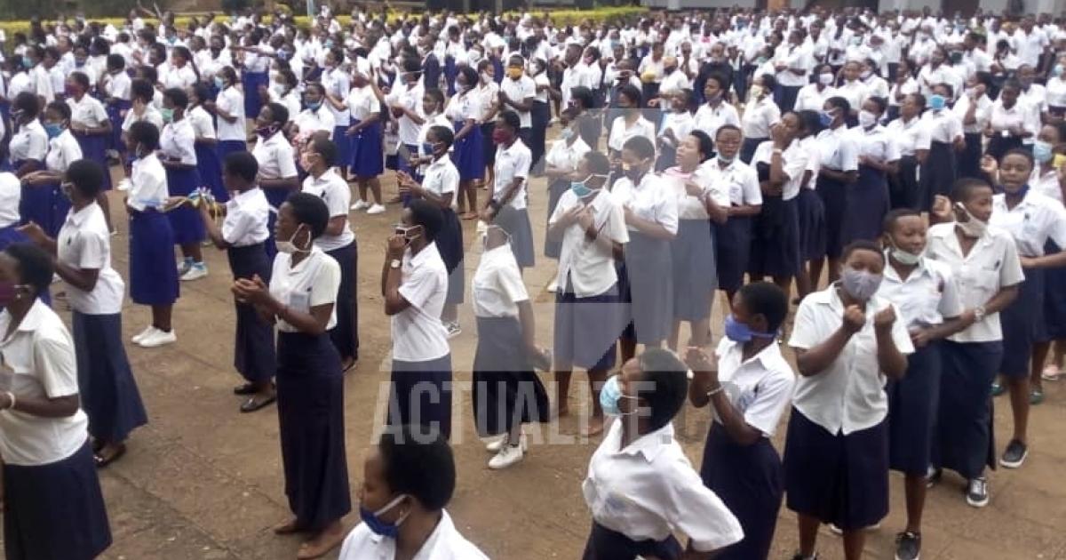 Les élèves finalistes avant leur entrée dans des salles au centre Lycée Wima à Bukavu (Sud-Kivu)/Ph. ACTUALITE.CD