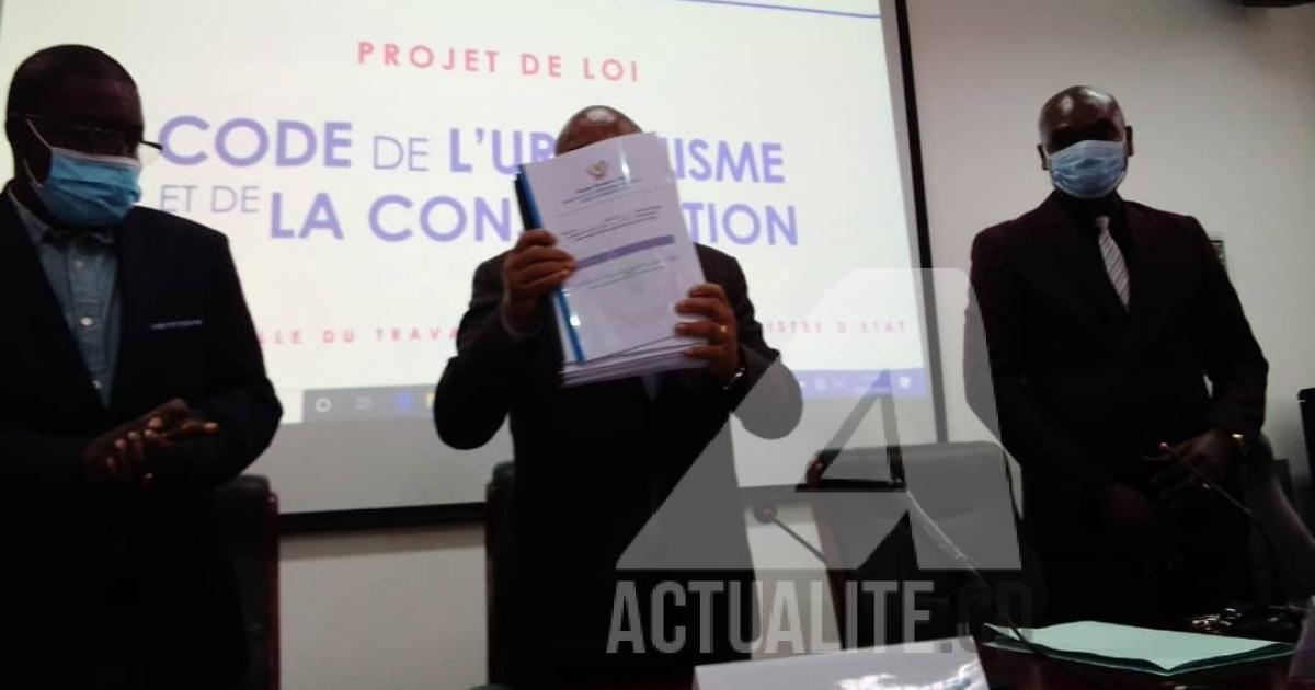 Présentation du projet de loi portant “code de l'urbanisme et de la construction” de la RDC au ministre Pius Muabilu/Ph. ACTUALITE.CD 