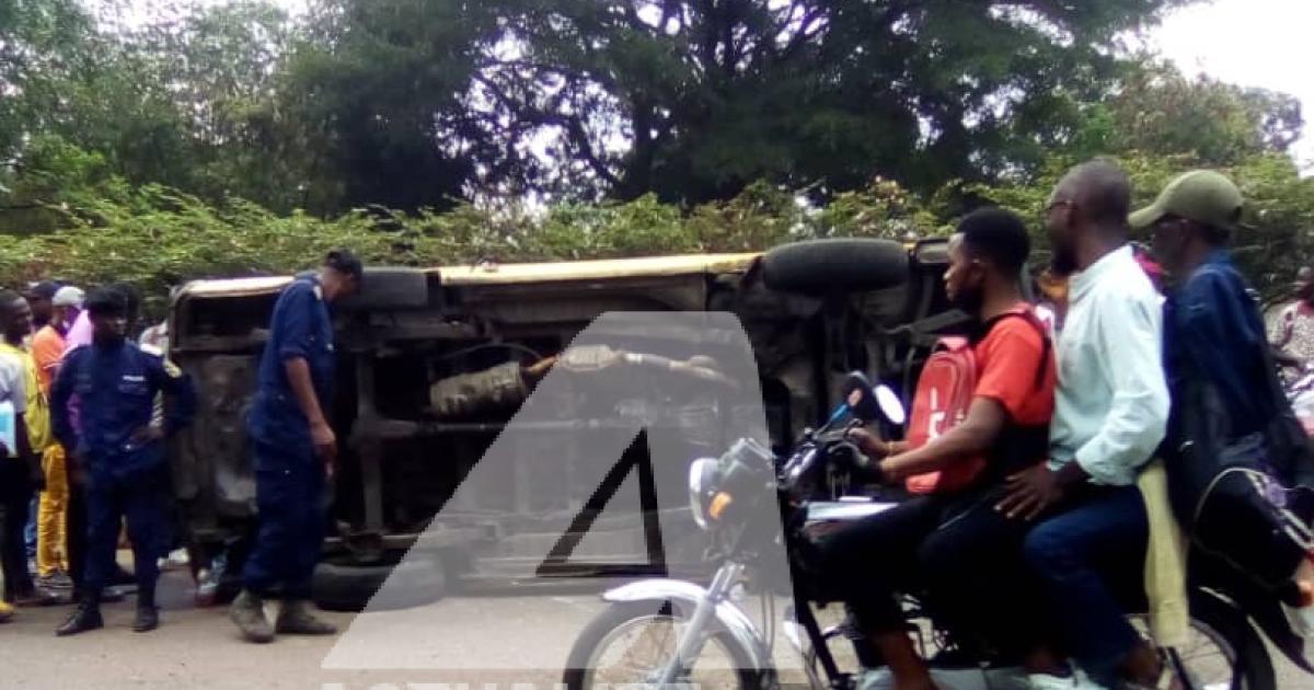 Le véhiculé accidenté à l'UNIKIN. Ph. ACTUALITE.CD.