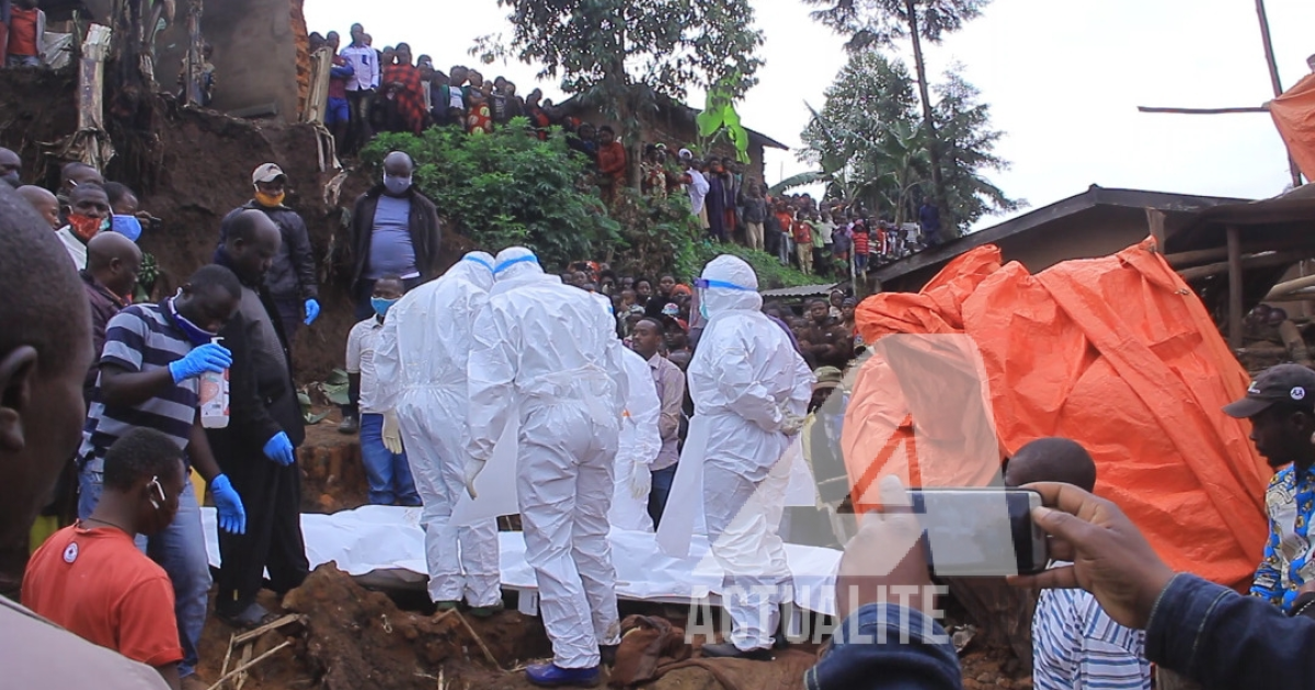 Les secouristes de la Croix-rouge sur le lieu de l'écroulement du mur qui a fait deux morts à Butembo/Ph ACTUALITE.CD 