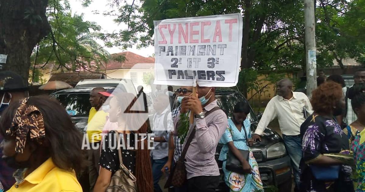 Les syndicats des enseignants lors d'une manifestation devant le ministère de l'EPST à Kinshasa/Ph ACTUALITE.CD