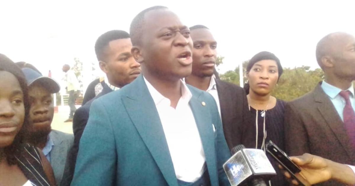 Yves Mudimbe (en veste) et les membres de la Fondation Mandela-Lumumba à Lubumbashi