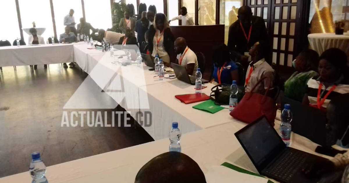 Les jeunes entrepreneurs en atelier avec les banquiers dans le cadre du projet  PEJAB