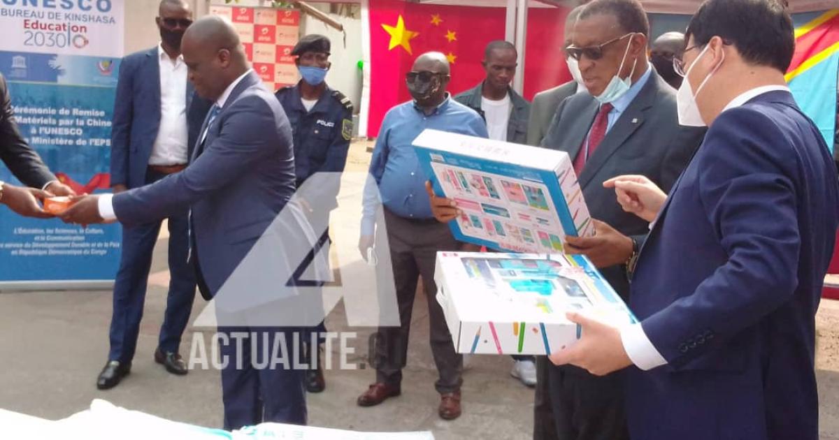 Remise symbolique du lot des Kits scolaires et de protection contre Covid-19/Ph. ACTUALITE.CD