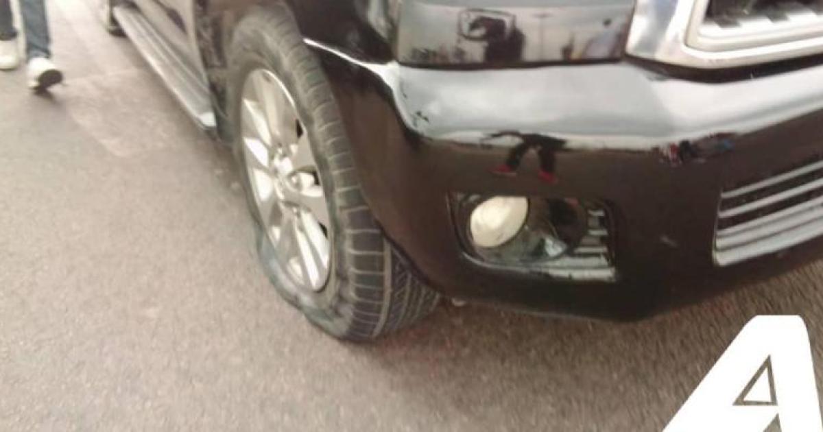 Les pneux de la jeep de Martin Fayulu crevés. Photo ACTUALITE.CD