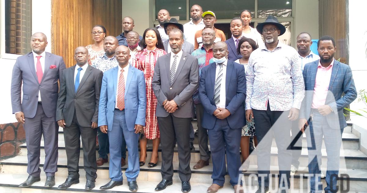 Les représentants des associations de communautés du Sud-Kivu et le coordonnateur de Mécanisme National de Suivi, Claude Ibalanky. Ph. ACTUALITE.CD.