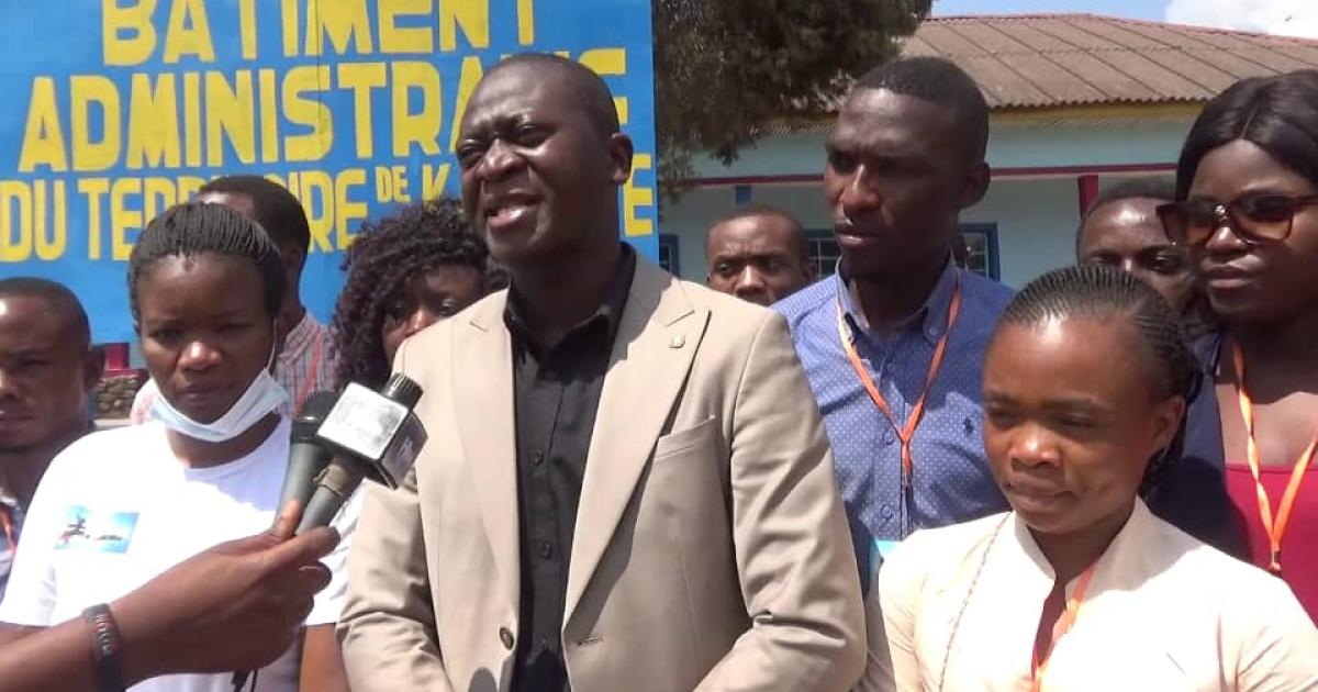 Yves Mudimbe (en veste) et les membres de la Fondation Mandela-Lumumba à Lubumbashi