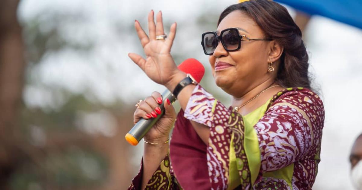Kongo Central : Denise Nyakeru a remis des ordinateurs et équipements de bureau à la maison de la femme de Matadi