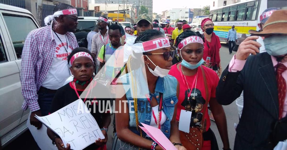 Manifestation des membres de la famille de feu catcheur Mwimba Texas, devant l'Hôtel de ville de Kinshasa. Ph. ACTUALITE.CD.